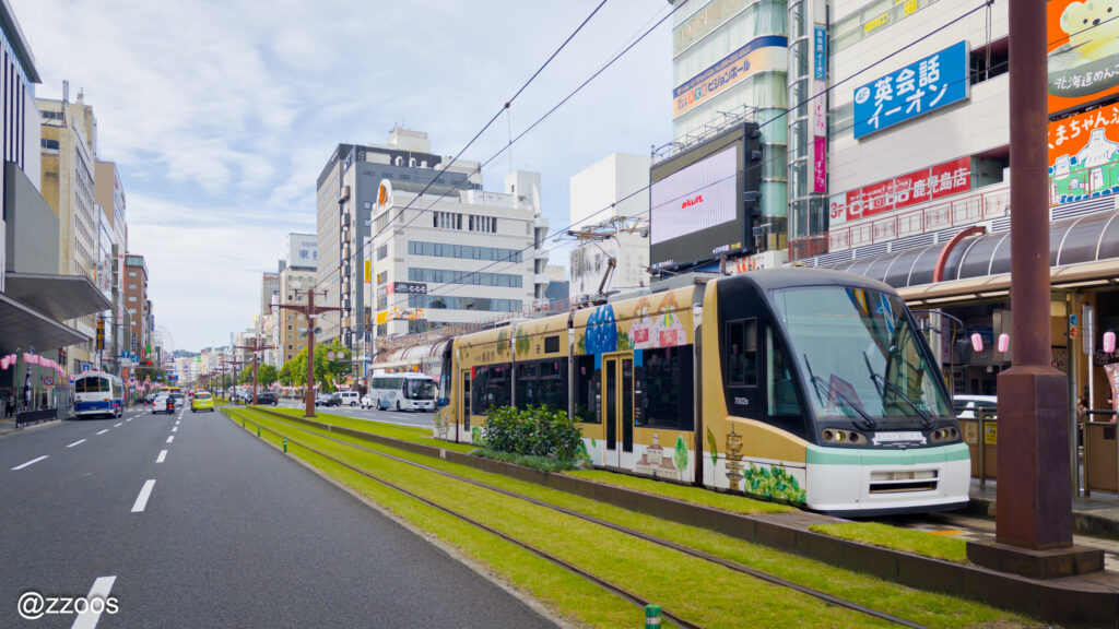 天文館前の芝生が敷かれた軌道と路面電車。