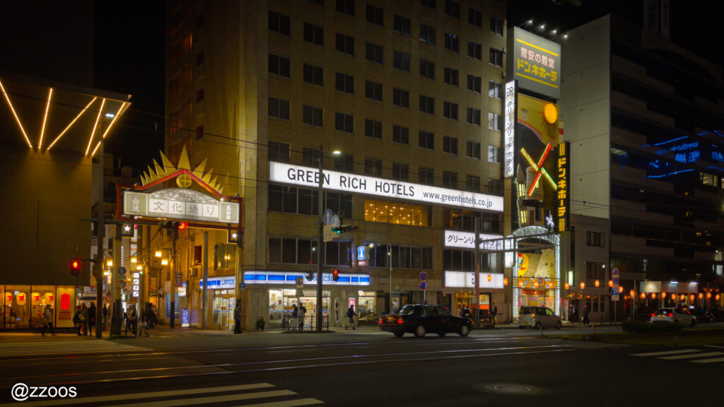 夜の天文館の通りの風景。