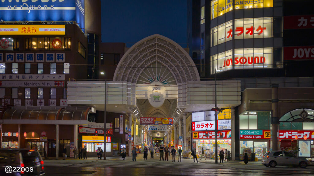 夜の天文館で北側と南側をつなぐ横断歩道。