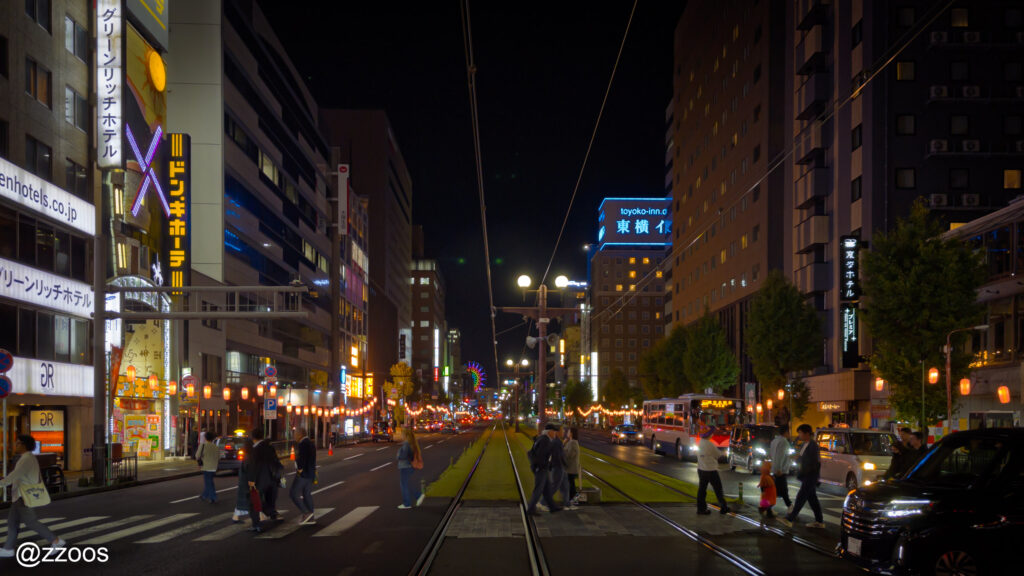 夜の天文館の通り。交差点の向こうに見えるドン・キホーテ。
