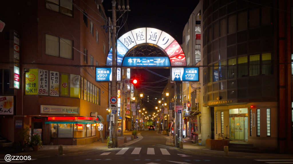 天文館南側、銀座通りの夜の路地風景。