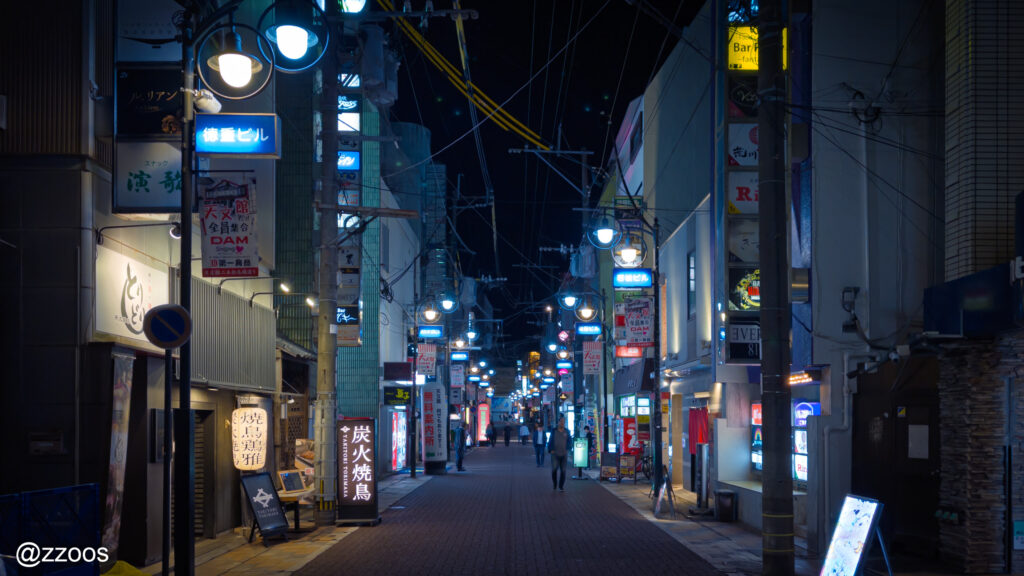 深夜の天文館繁華街の、見慣れた街の風景。