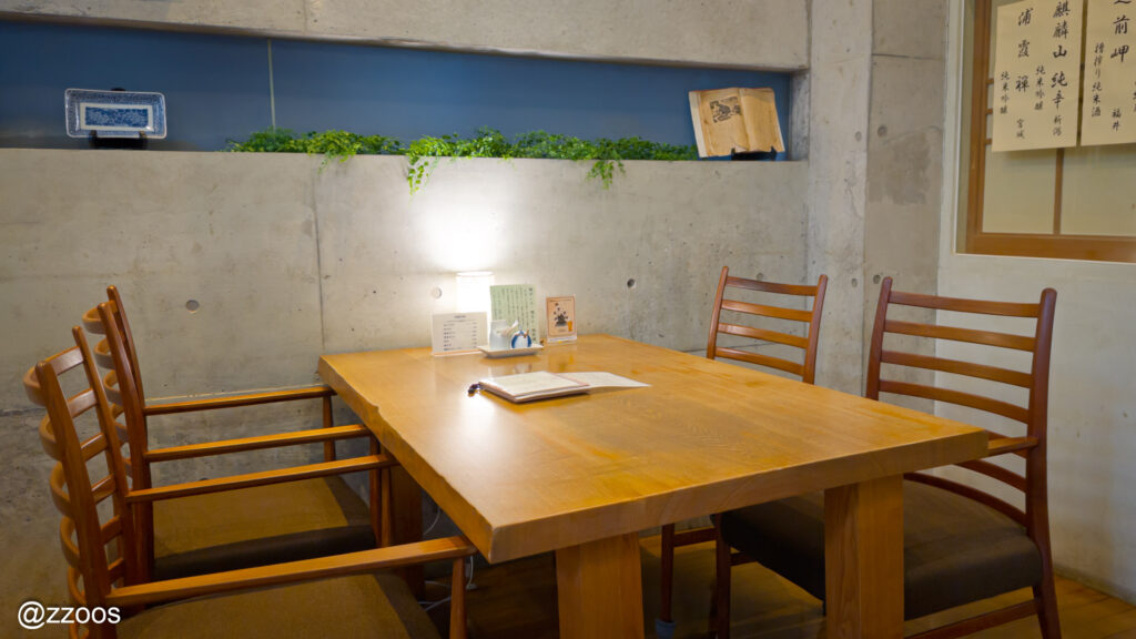 天神房 丸新の清潔で落ち着いた店内。テーブル席と椅子。