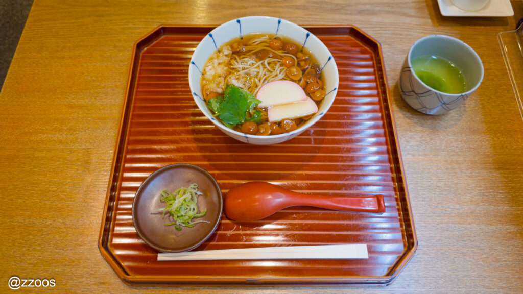 なめこがたっぷりのったなめこそばと薬味のねぎ。