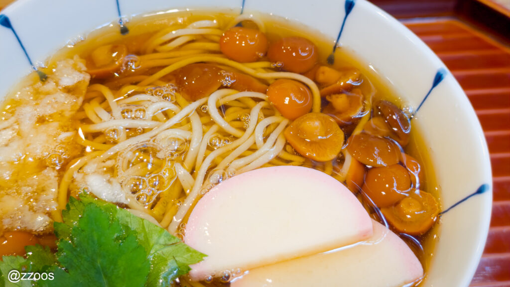 なめこのぬめりでとろみが出たそばつゆのアップ。