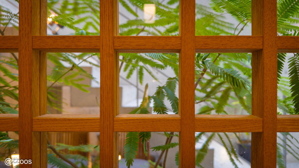 天神房 丸新の店内にある格子状の窓のディテール。