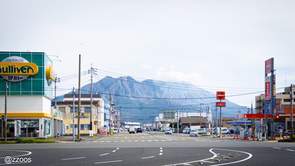  鹿児島魚市場近くの交差点から見た桜島。