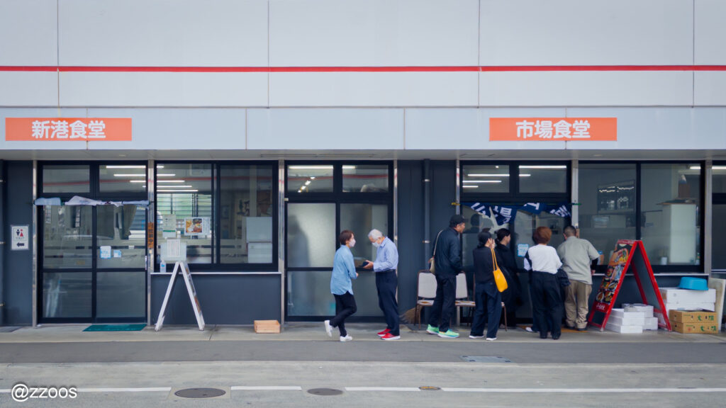 魚市場近くの人気食堂に並ぶ人たち。