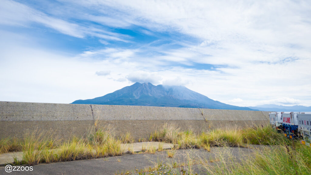 魚市場の駐車場の端から見える桜島。