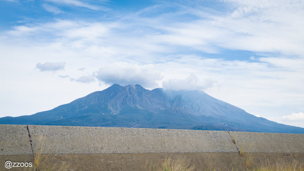魚市場の駐車場越しに見える桜島。