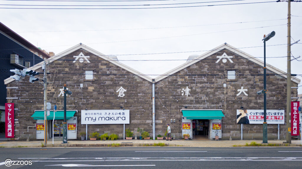 古い倉庫を改装した道路沿いの店舗やカフェ。