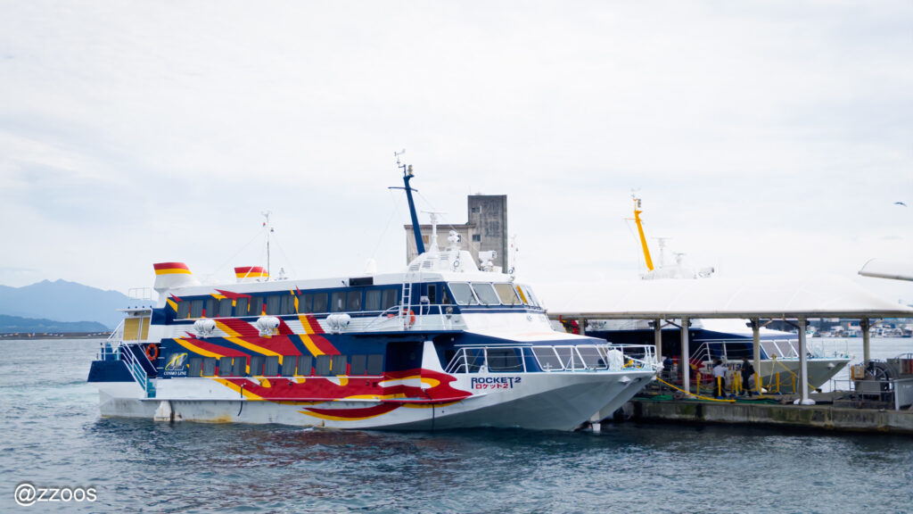 フェリーターミナルで出発準備をする旅客船。