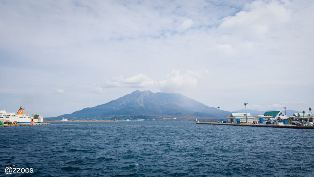 波の荒い海の向こうに見える桜島。