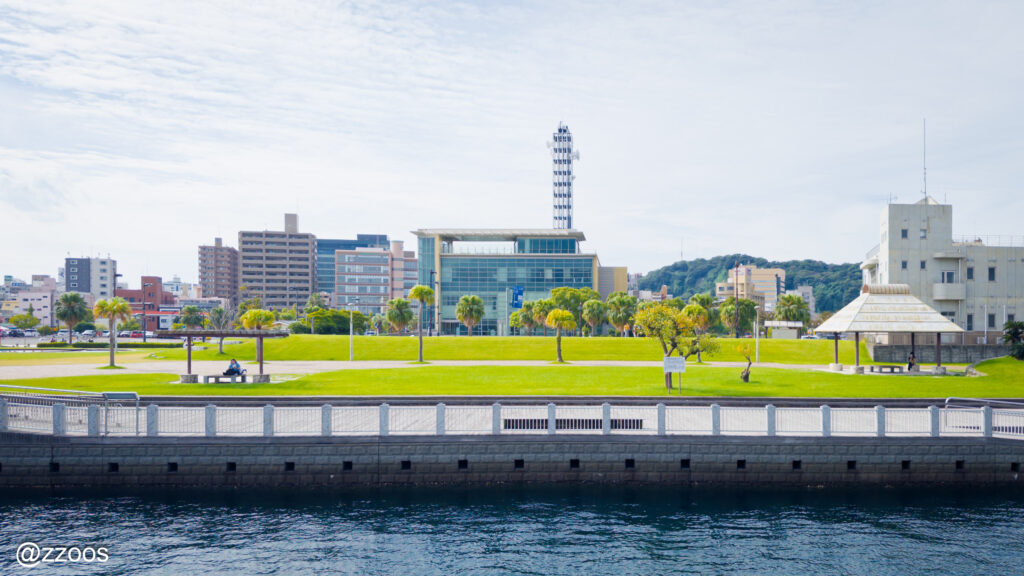 鹿児島水族館側から見たウォーターフロントパークとNHKの建物。