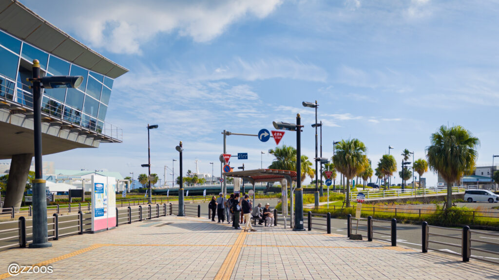 バス停で市内行きのバスを待つ人たち。