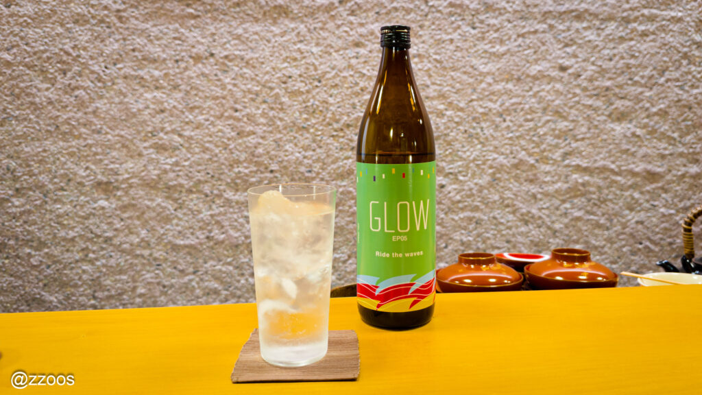 焼酎「GLOW EP05」と、ソーダ割りで提供された一杯