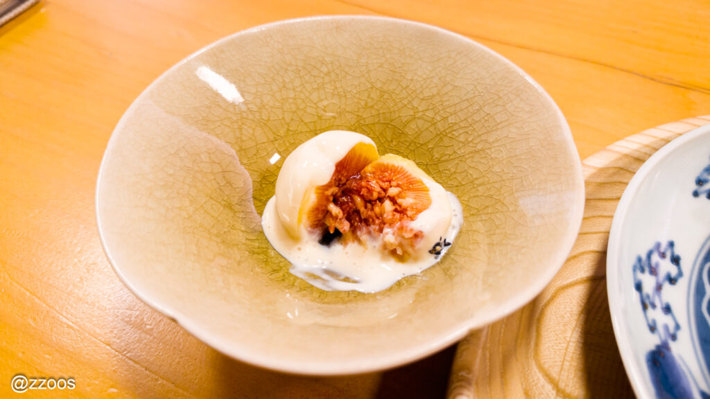 ソースとともに盛り付けられた、いちじく料理のクローズアップ