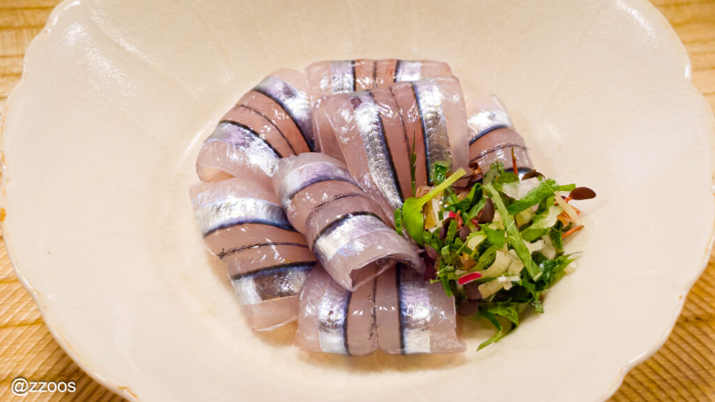 美しく盛り付けられたきびなごの刺身と、添えられた野菜