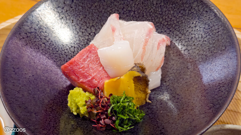 真鯛、水イカ、本マグロ、カツオ、アワビが並ぶ刺身の盛り合わせ