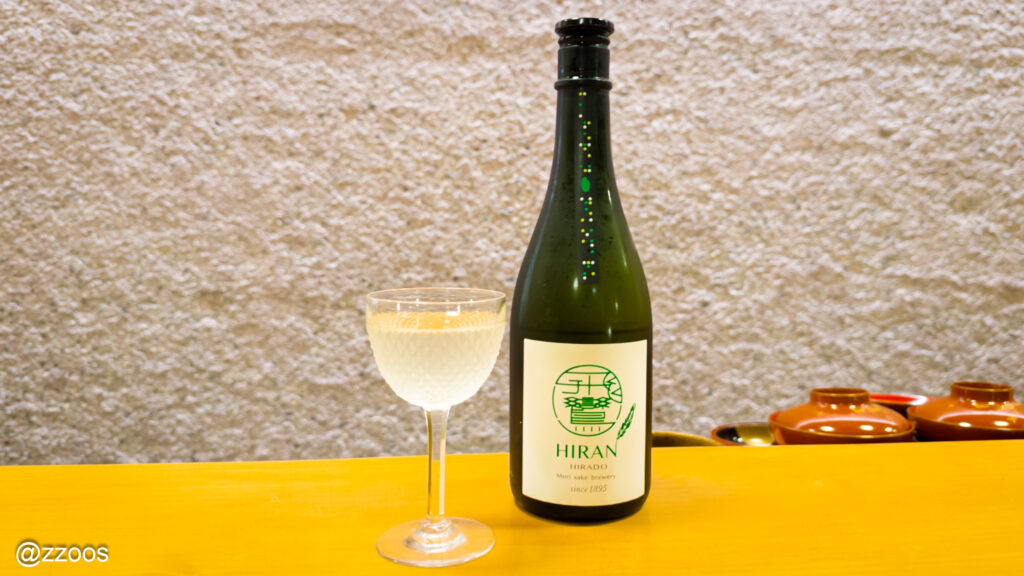日本酒「HIRAN」と、グラスに注がれた一杯