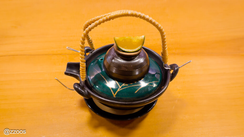 すだちを添えた、鯛と松茸の土瓶蒸し