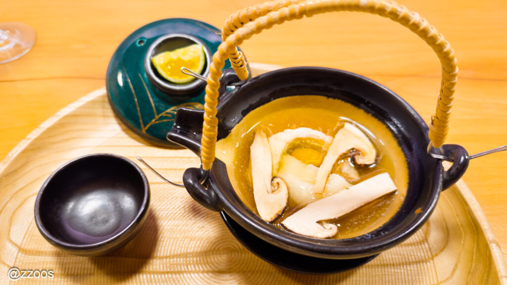 蓋を開けると、松茸と鯛の身が入った土瓶蒸しの中身