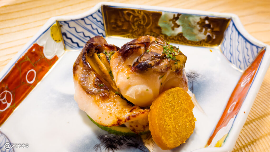 カラスミを添えた、鯛と松茸を使った一皿料理