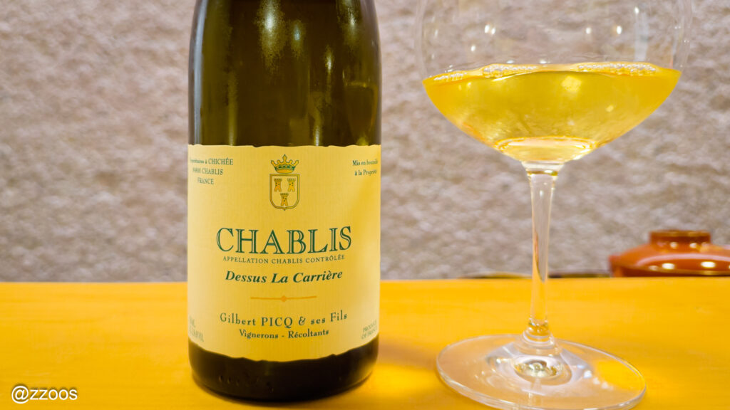 シャブリの白ワインと、グラスに注がれた一杯