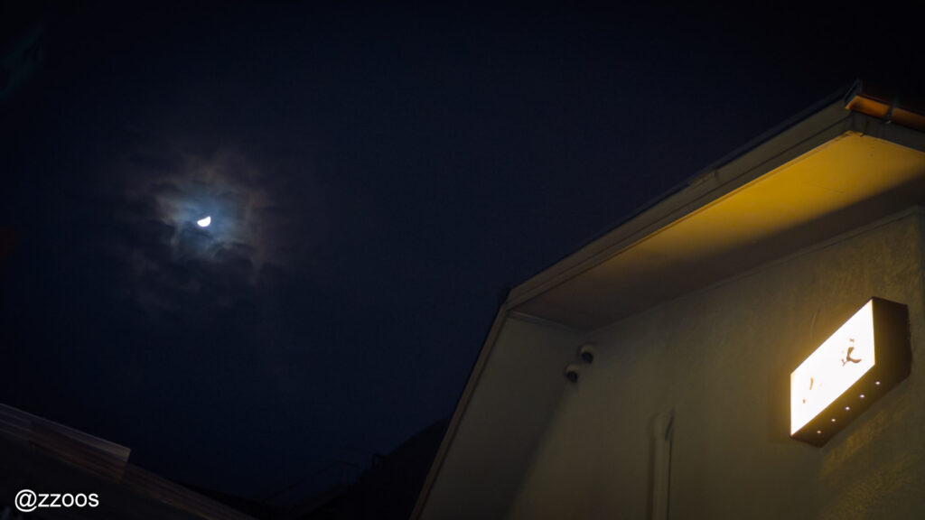 山映の屋根の上に浮かぶ、雲と月