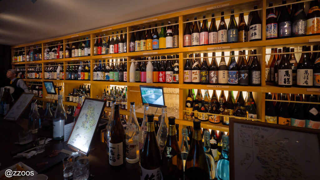 バックバーに並ぶ1000種類以上の鹿児島焼酎の一升瓶