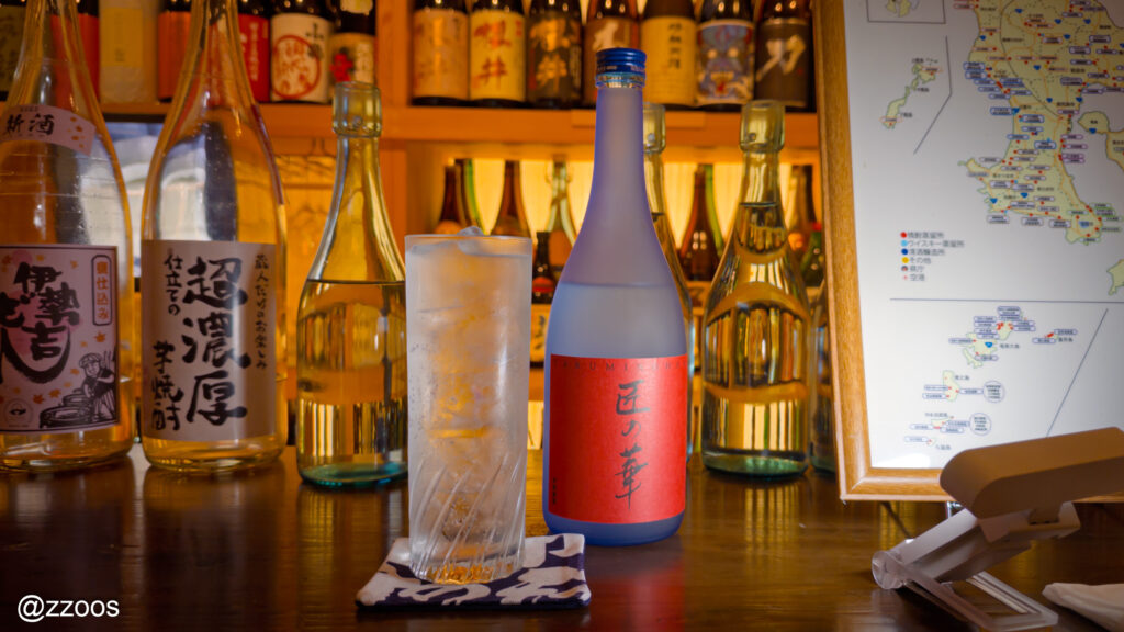 匠の華のボトルとソーダ割りの一杯、いちごのような香りが特徴の焼酎