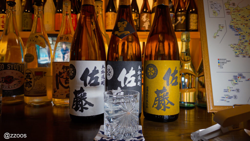 佐藤・白、佐藤・黒、佐藤・麦のボトルと、佐藤・麦のロック一杯