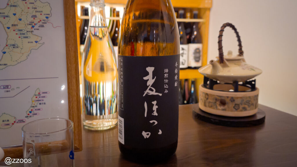 コーヒーのような香りが特徴的な焼酎、麦ほっかのボトル