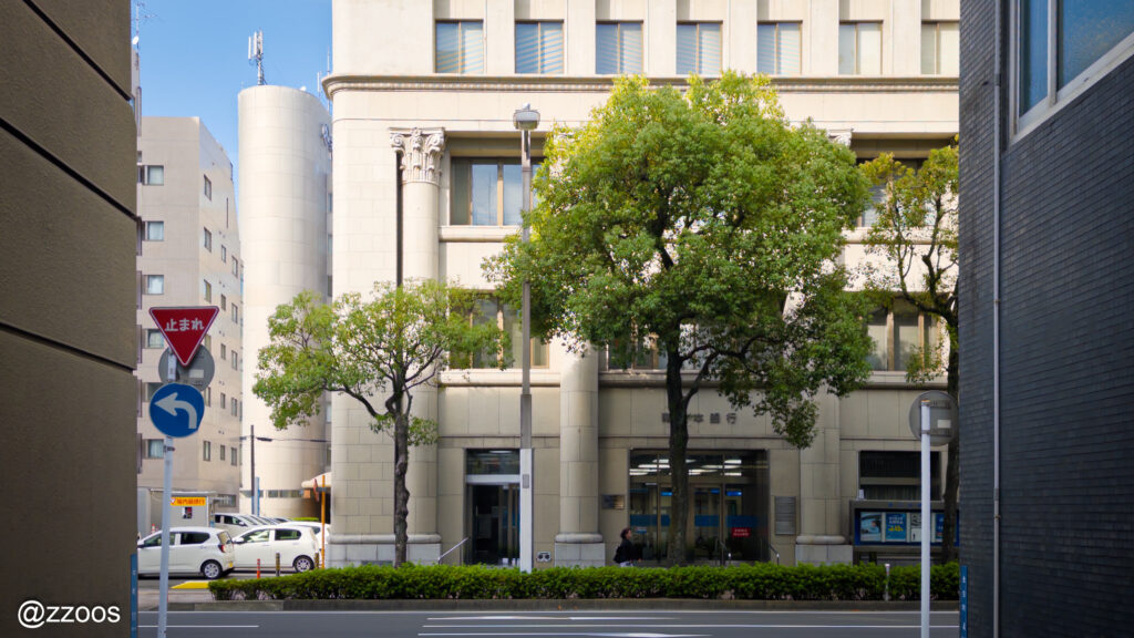 鹿児島中心部の裏通りから見上げた南日本銀行の建物