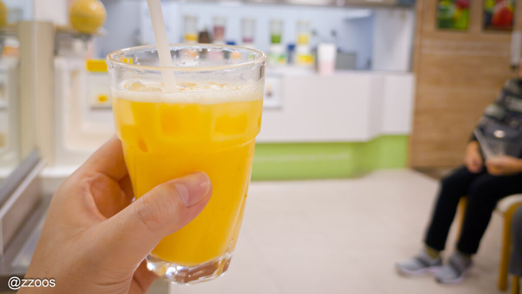 山形屋デパート地下のジューススタンドで提供されるミックスジュース一杯