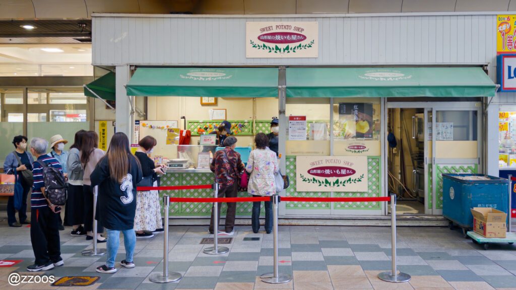 山形屋デパートの外で焼きいもを買うために並ぶ人たち