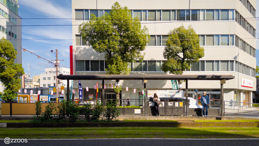 鹿児島市内で路面電車を待つ人たちの風景