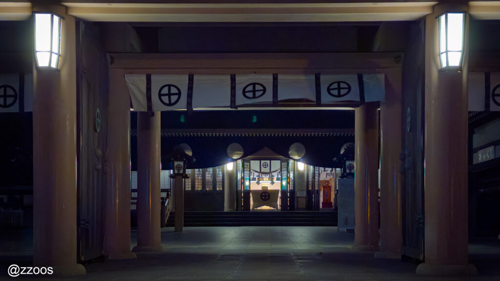 夜の照國神社、本殿へ続く少しずれた参道の風景