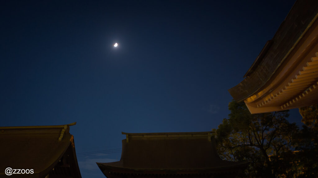 月明かりに照らされた夜の照國神社