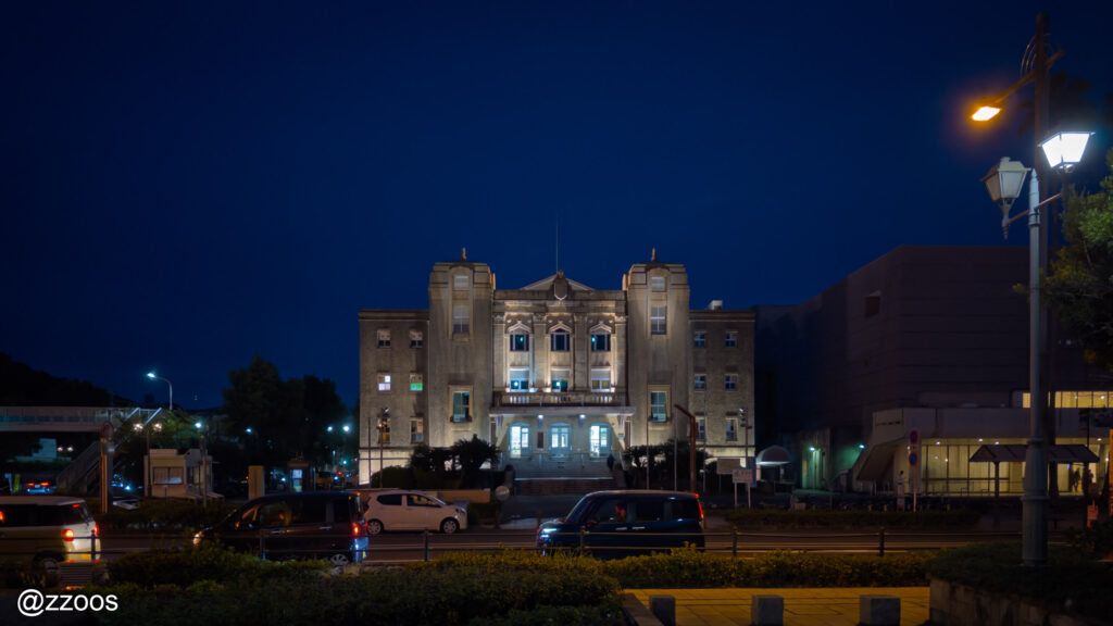 夜の鹿児島中央公民館、日本近代建築の雰囲気が残る建物