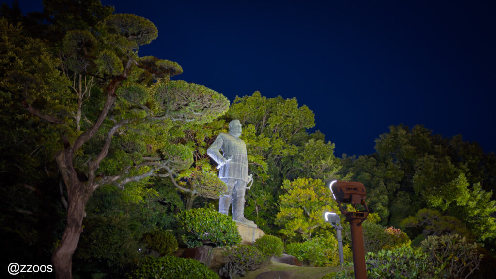 夜にライトアップされた西郷隆盛像、鹿児島を代表する歴史的人物