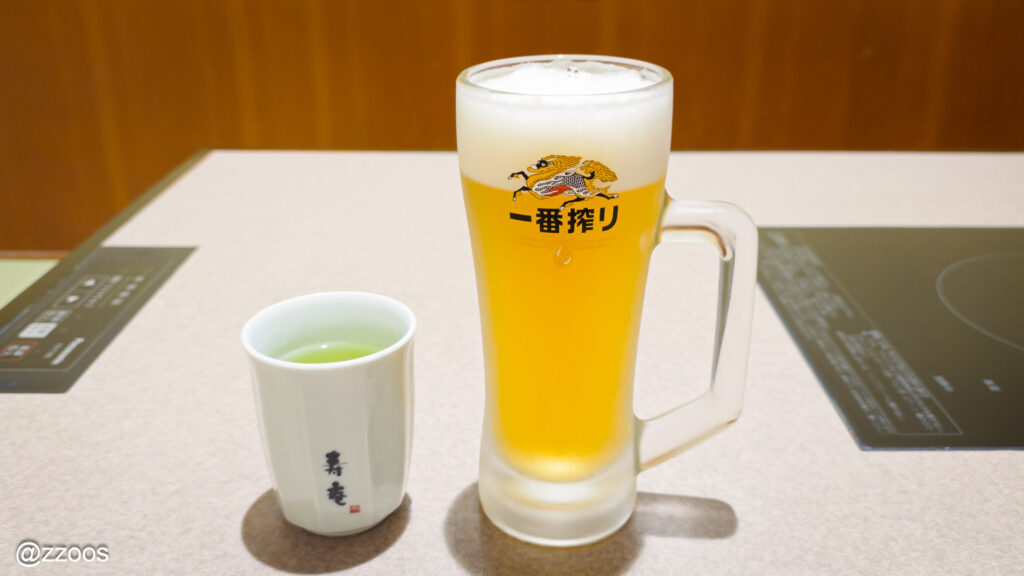 昼食時に出された冷えた生ビールと温かい緑茶