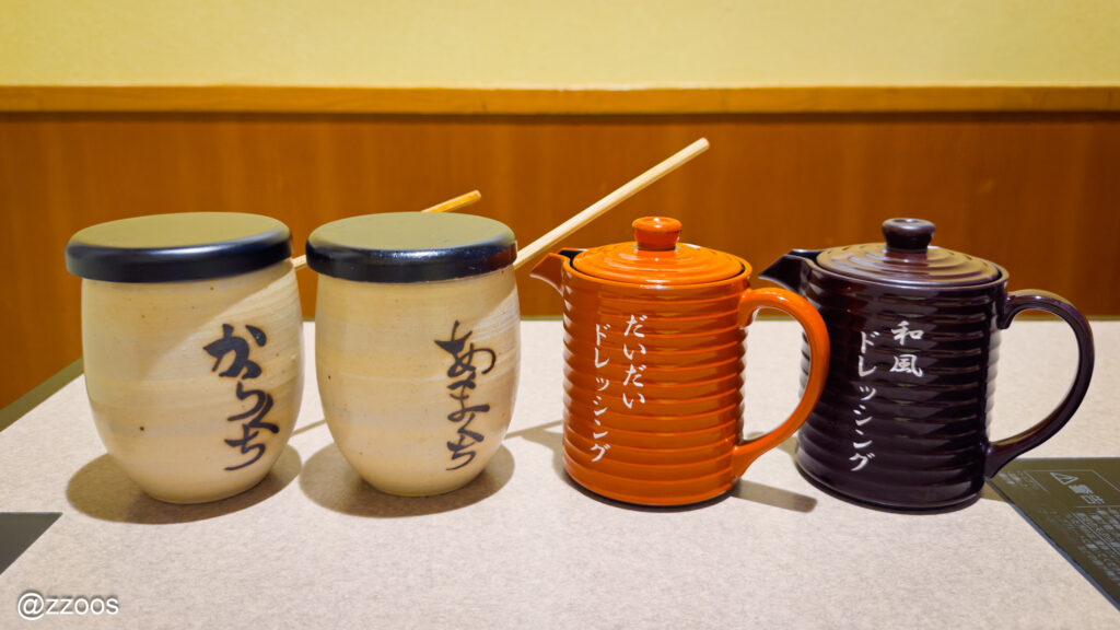 テーブルに用意された2種類のとんかつソースと2種類のサラダドレッシング