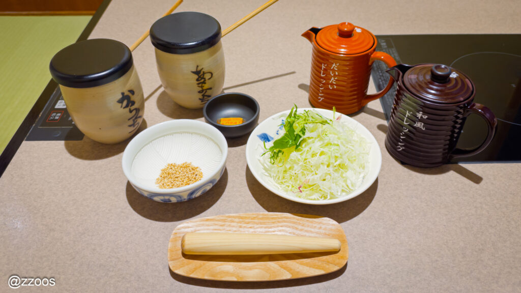 とんかつが来る前に用意されたすりごまとキャベツのセット