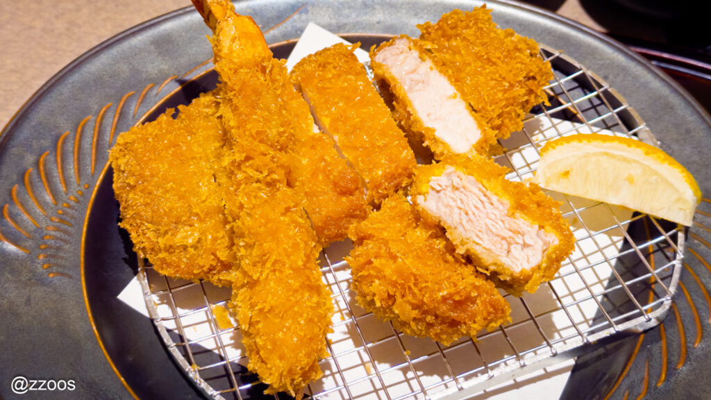 鹿児島黒豚のロース・ヒレ・エビフライが並ぶ寿庵のとんかつ