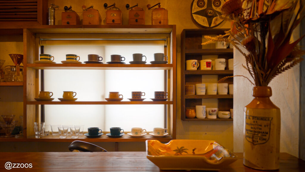 木のぬくもりを感じる、静かで落ち着いた&COFFEEの店内