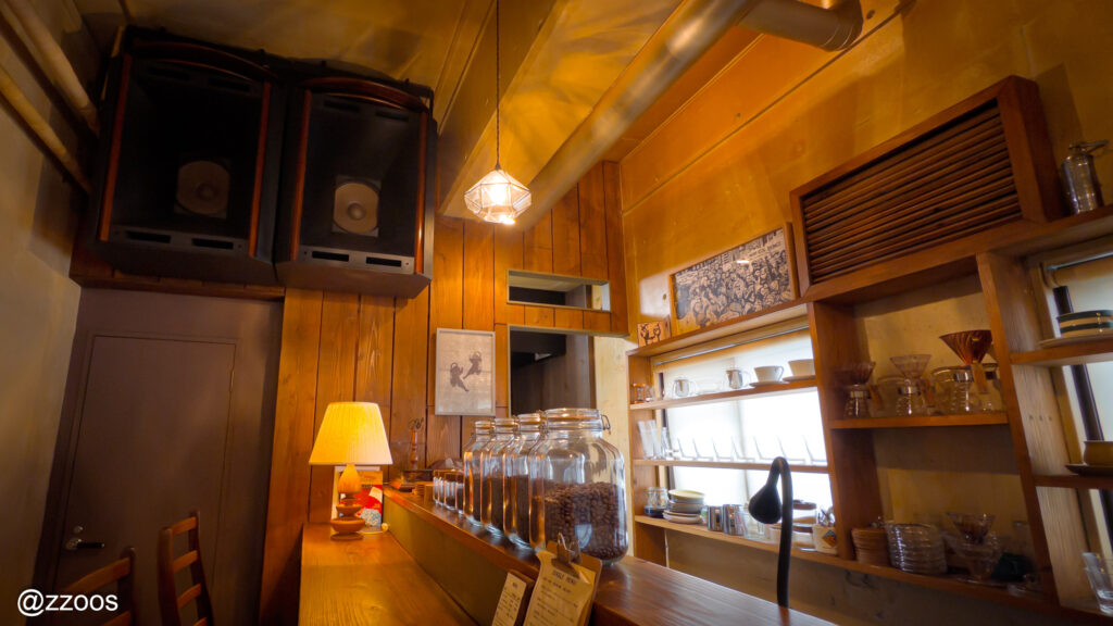 店内の壁に設置された、存在感のある大型スピーカー