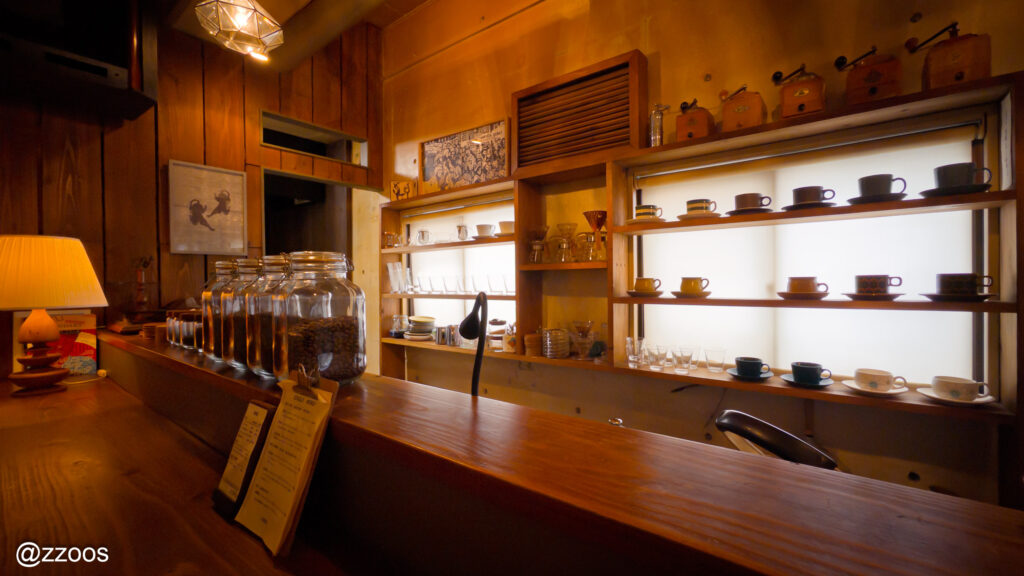 小さくて静か、そしてあたたかい雰囲気に包まれた&COFFEEの店内