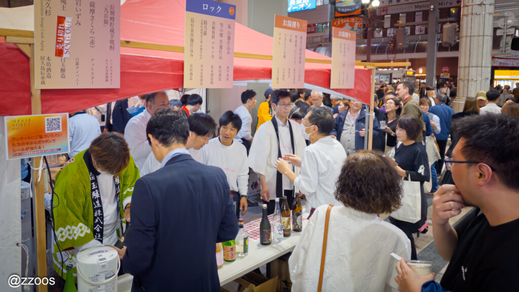 焼酎ストリート2025に参加する蔵元ブースと焼酎を楽しむ来場者たち