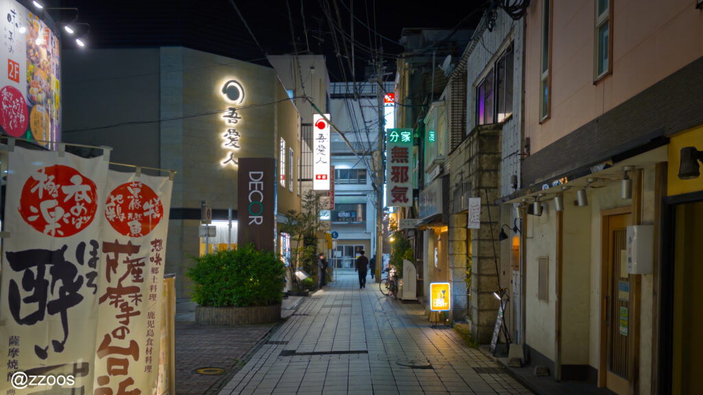 天文館にある分家無邪気へ続く細い路地の風景